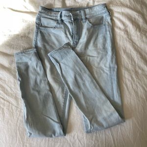 Light Wash American Eagle Skinny Jeans
